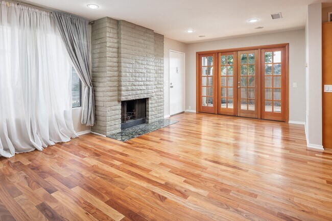 Building Photo - 4015 Camino Lindo