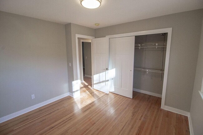 Building Photo - 715 Bluffdale Dr