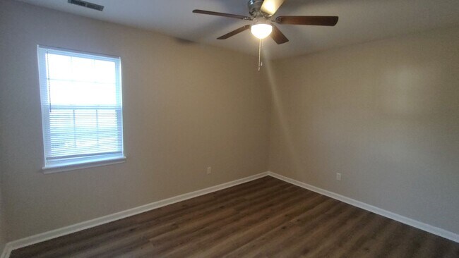Building Photo - 813 S Dogwood Ln