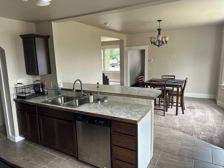 Building Photo - 518 E Augusta Ave