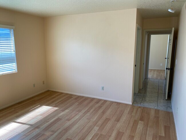 Building Photo - 668 W 19th St