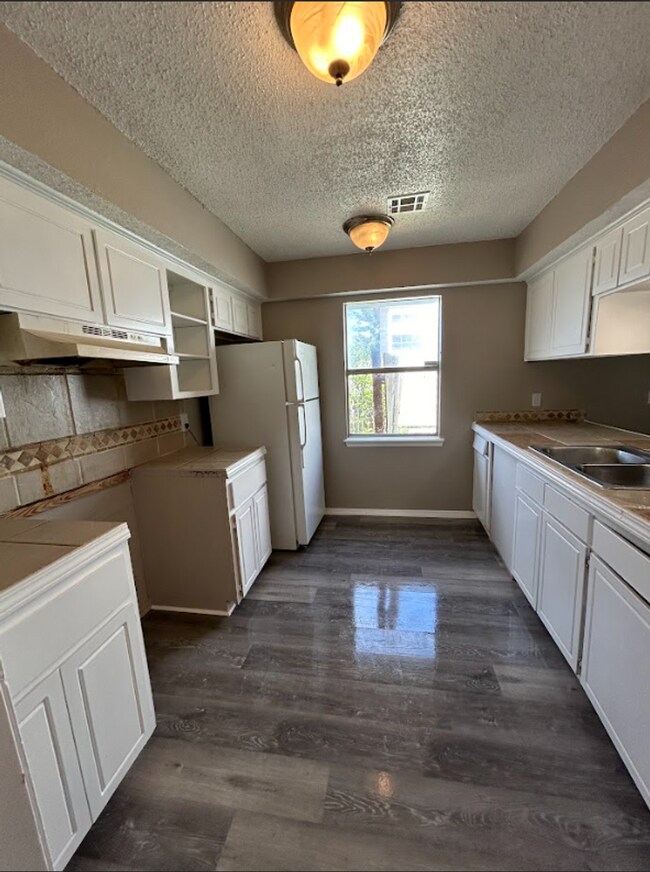 Building Photo - Stunning 4 Bedroom