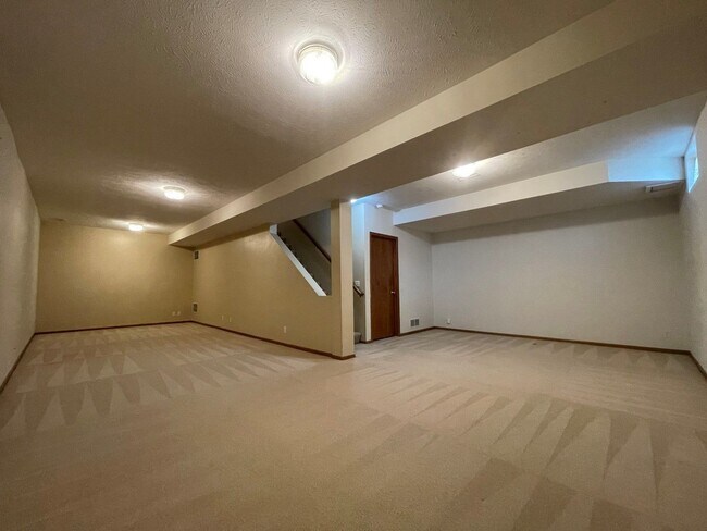 Building Photo - Large Home for rent in Bellevue