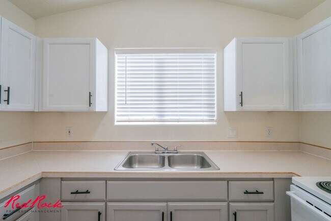 Building Photo - Small Dog Friendly! 3 Bedroom Single-Level...