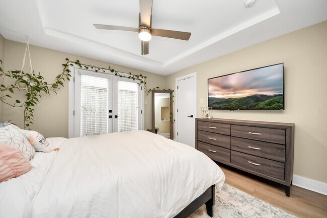 Building Photo - 5941 S Loop E