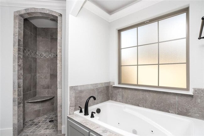 Building Photo - 4 Bed with LOFT!