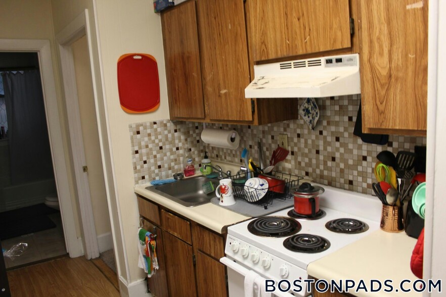 Building Photo - 879 Beacon St