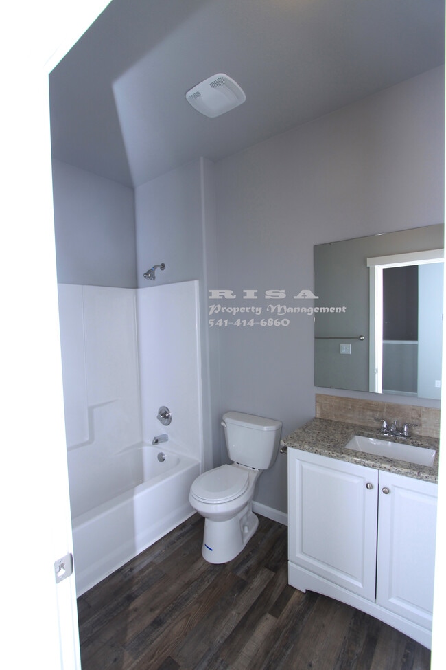 Building Photo - 4185 Lancaster Dr NE