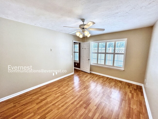 Building Photo - 102 Antler Ridge Cir