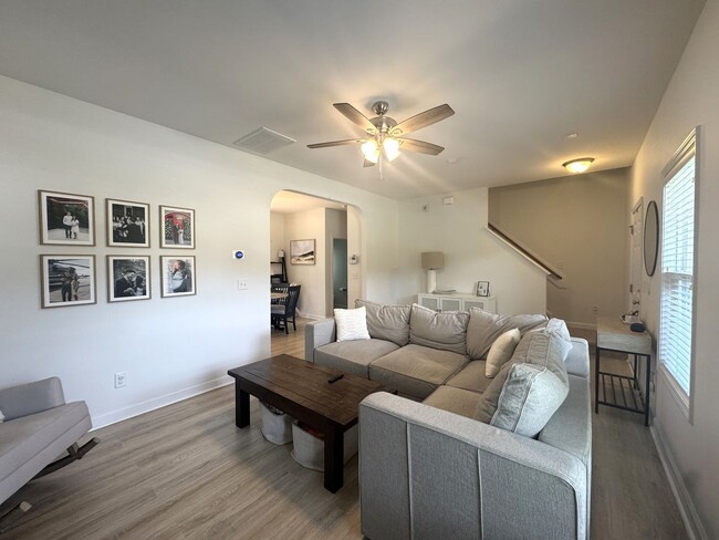Building Photo - Beautiful home! Minutes to Surf City!