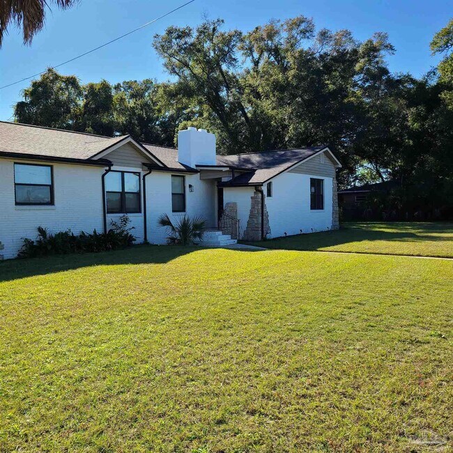 Building Photo - 1301 W Lee St