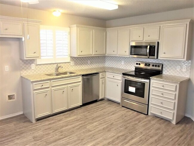 Building Photo - Beautifully Updated 3 bed 2 bath