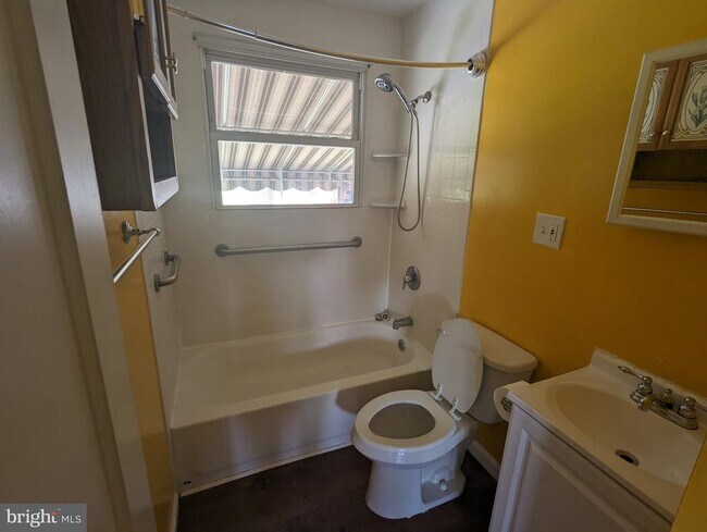 Building Photo - 101 Fairway Ct