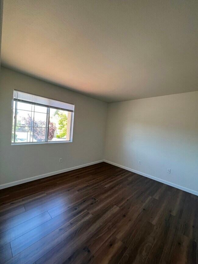 Building Photo - 388 Meadowhaven Way