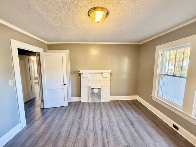 Building Photo - Charming 3-Bedroom Home in the Heart of Bu...