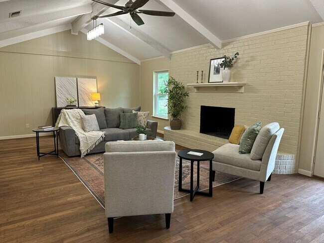 Building Photo - Updated 4 Bedroom Corner Lot in Woodway