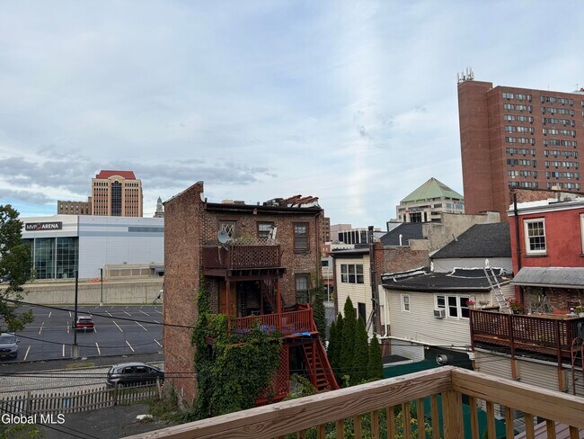 Building Photo - 31 Van Zandt St