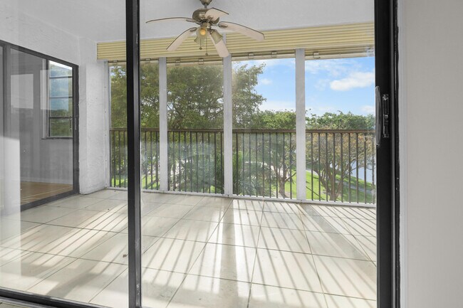 Building Photo - 2112 S Cypress Bend Dr