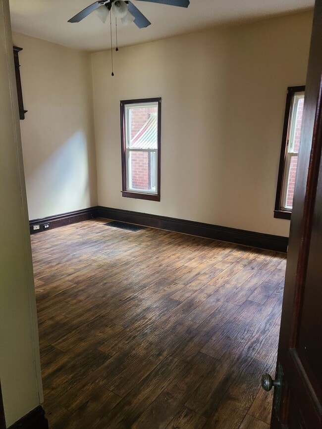 Building Photo - 5 Bed/ 2 bath house