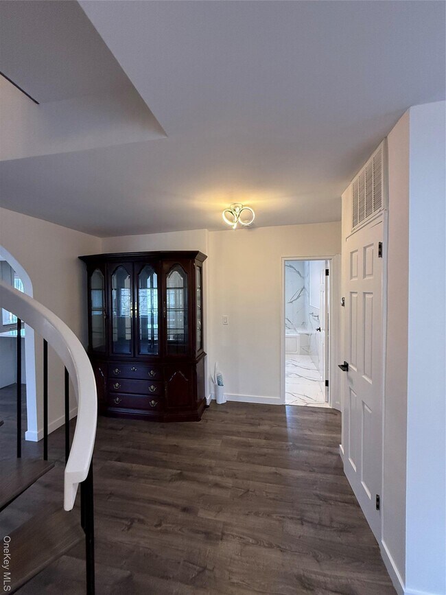 Building Photo - 1090 Pelham Pkwy S