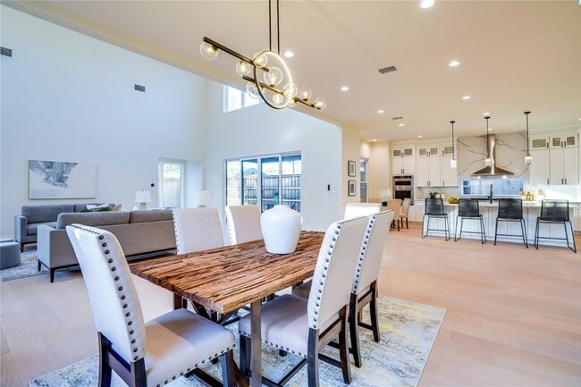 Building Photo - Open concept home with luxury finishes