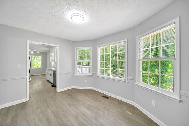 Building Photo - 608 Wood Ridge Dr