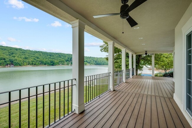 Building Photo - Experience lakefront living at its finest in the heart of East TN