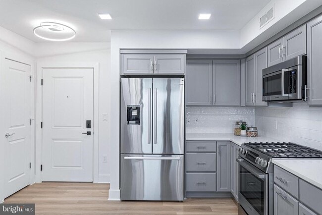 Building Photo - 701 N Henry St