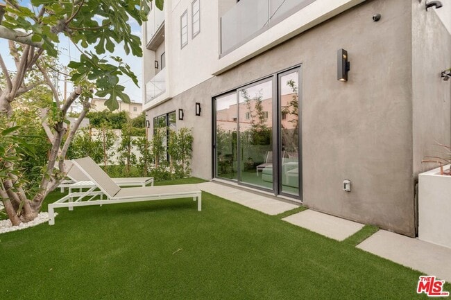 Building Photo - 417 1/2 N Curson Ave