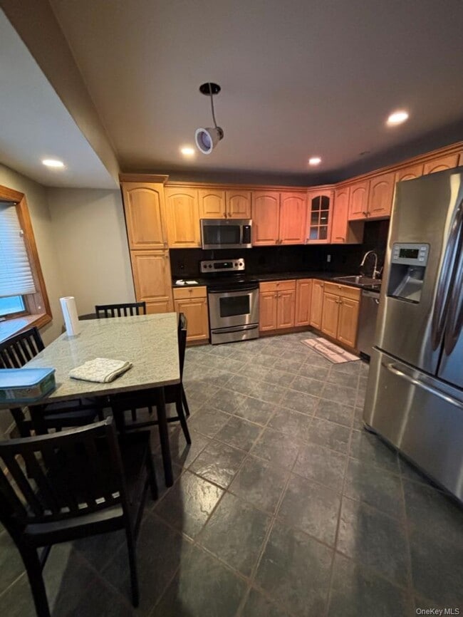 Building Photo - 23 W Court Dr