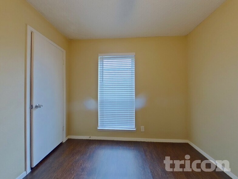 Building Photo - 1404 E Park Dr