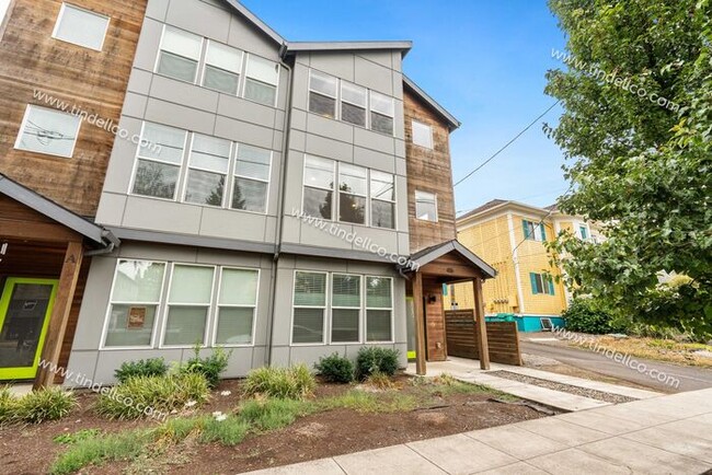 Building Photo - Modern & Spacious 3-Level Townhome with Lu...