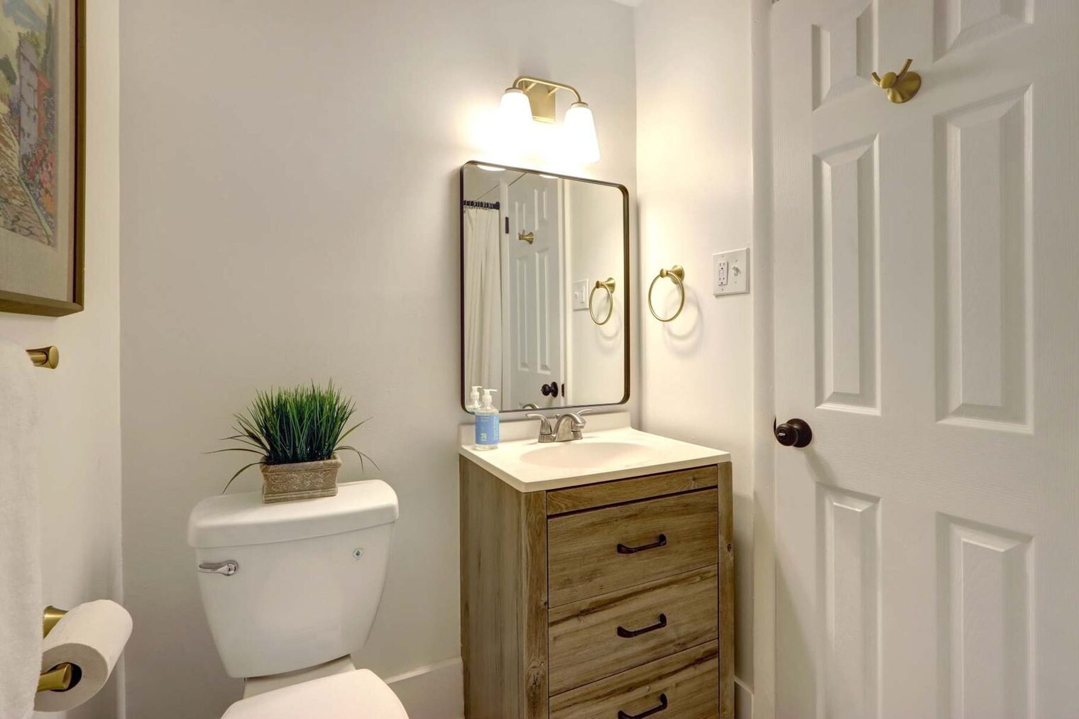 Building Photo - 306 E Victory Dr