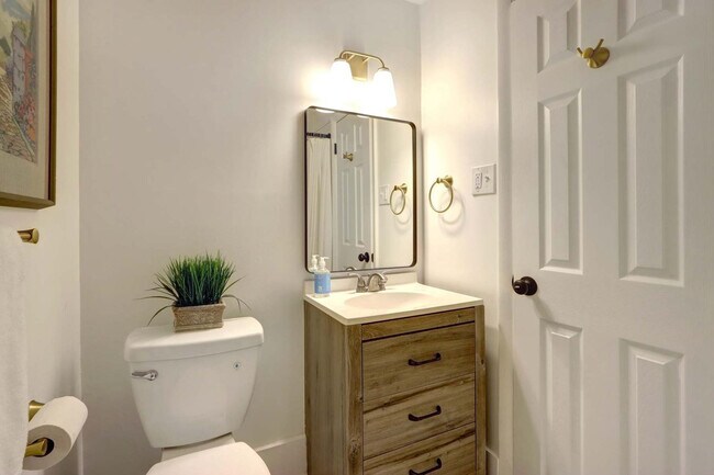 Building Photo - 306 E Victory Dr