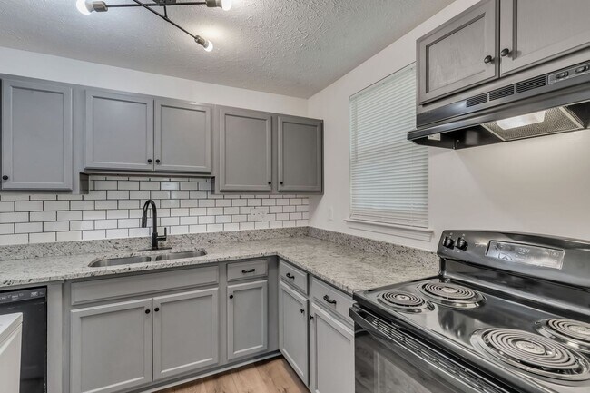Building Photo - AVAILABLE JULY 10TH. 2 Bed 1 bath FOR LEASE in South Inglewood (East Nashville). $1750 Rent. Pets...