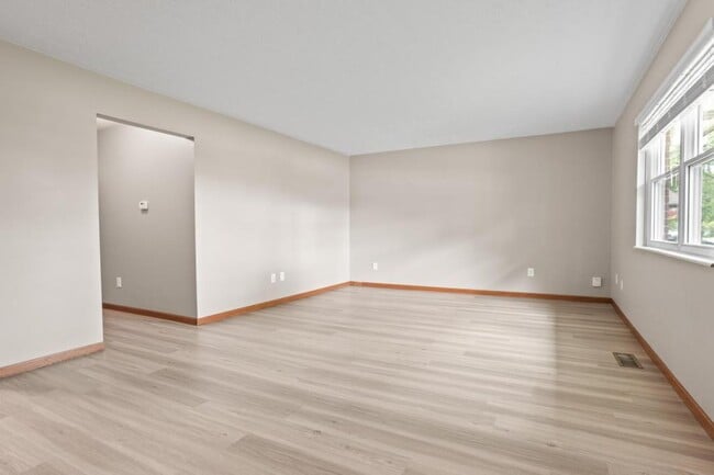 Building Photo - 3477 Redbud Dr