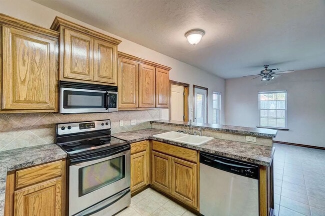 Building Photo - 608 Shady Oak