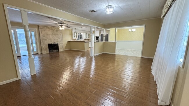 Building Photo - 402 Maridale Dr
