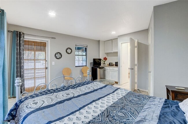 Building Photo - 7001 Alamitos Cir