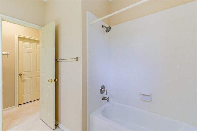 Building Photo - 16606 Shadow Path Dr