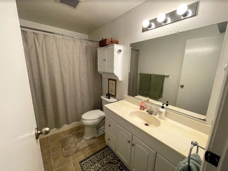Bathroom - 2527 Superior St