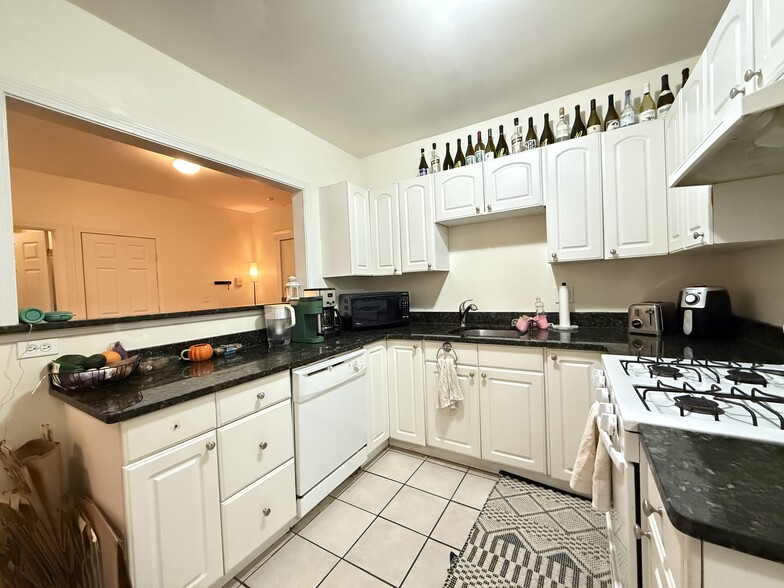 Building Photo - 60 Egmont St