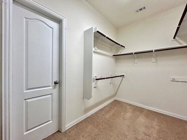 Building Photo - Bright & Beautiful 4 Bed, 3.5 Bath Home with Room for Everyone