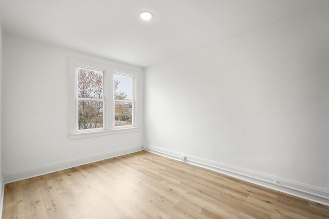 Building Photo - COMING JUNE 1ST!! RENOVATED 1-BEDROOM IN D...
