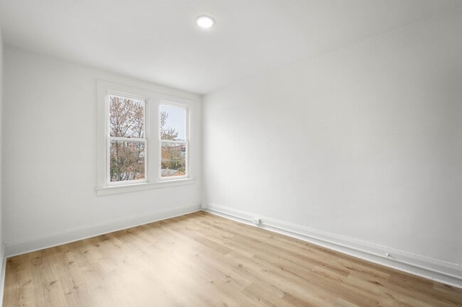 Building Photo - RENOVATED TOP TO BOTTOM! 2-BEDROOM IN THE ...