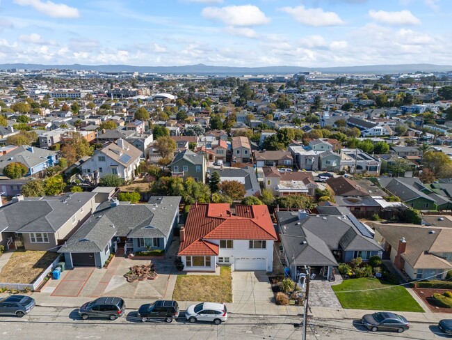 Building Photo - Beautifully Updated Rental Home