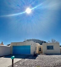 Building Photo - Beautiful 3 Bedroom 2 Bath Home with priva...