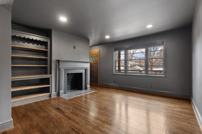 Building Photo - Heritage Historic - Unit A