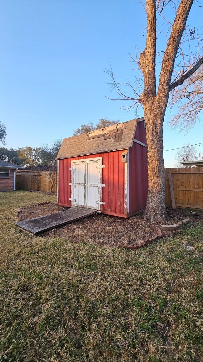 Building Photo - 1715 Pecan Ln