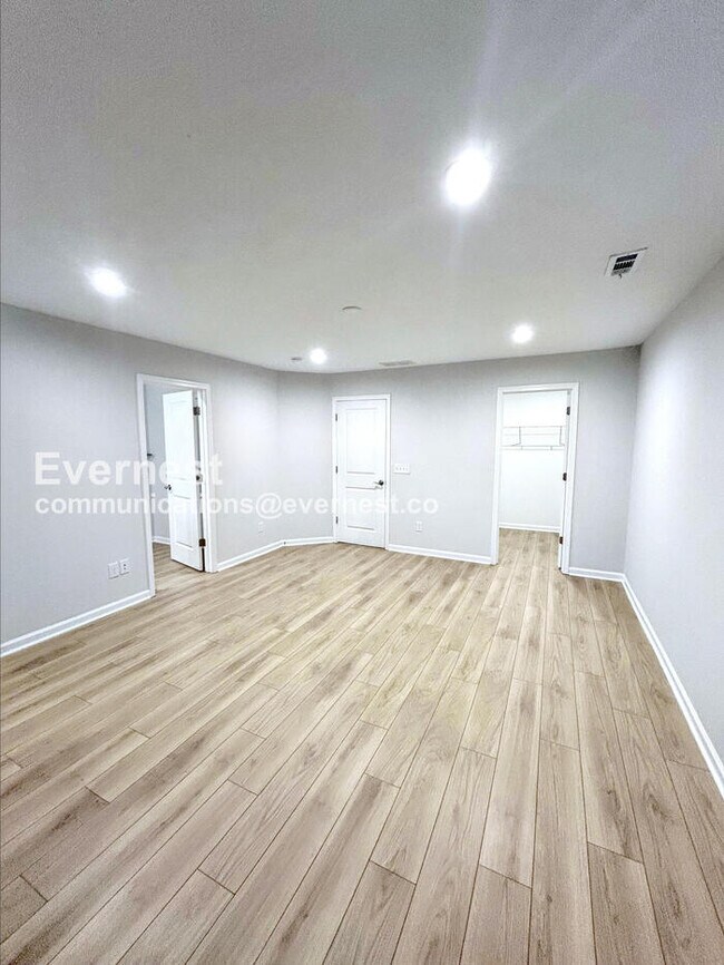 Building Photo - 830 S Greenway Dr